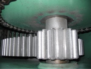Nous constatons ici une usure extrême au niveau du pignon et de la couronne (5 po. de largeur sur 36 po. de diamètre) de cet équipement. C’est la présence de particules métalliques qui nous a mis de découvrir cette anomalie. Il s’agit ici d’un simple manque de lubrification. Comme ces éléments étaient difficilement accessibles, personne ne s’est douté qu’il y avait des éléments à lubrifier.